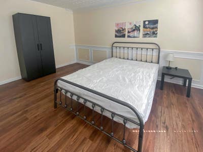 Huge home in a nice neighborhood Main Photo