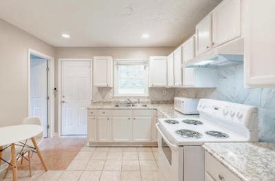  Live in Comfort and Style! Gorgeous Newly Renovat Main Photo