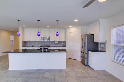 Henderson House with Dining area. Highquality & ne Main Photo