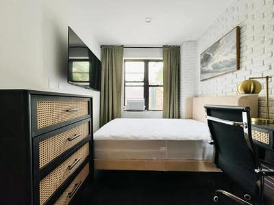 HDTV room, washer/dryer in unit, rooftop, AC #705 Main Photo