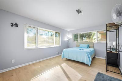 🚨FREE WEEK ON US!  Remodeled & Spacious Home in J Main Photo