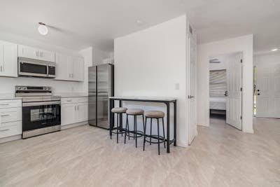 Last Room Available    Near Kirkman Rd, Universal  Main Photo