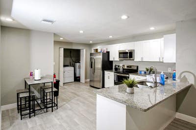 Tampa House with Dining area. Comfy & spacious Main Photo