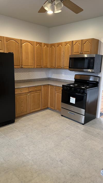 Private Room in a 5 Bedroom 2 Bathroom Townhouse Main Photo