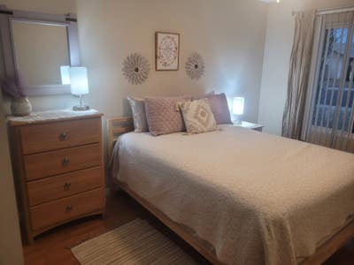 Cozy room in lovely home-females only Main Photo