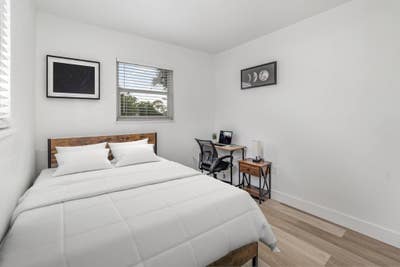 ️  Mini fridges and rooms with Closets available!! Main Photo
