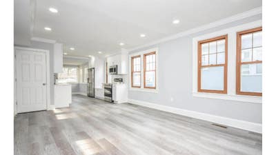 Newlyrenovated & highquality Brentwood House with  Main Photo