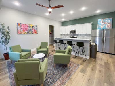  Elite Houston AllEnsuite Living: Massive Private  Main Photo