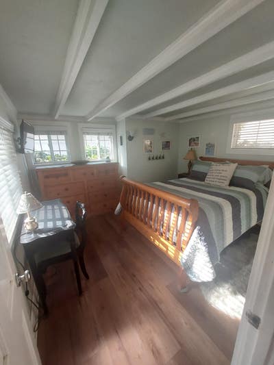 Beach cottage/parking, steps to beach Main Photo