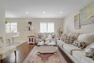 Beautiful trilevel townhouse. Main Photo