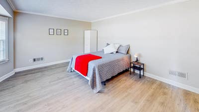  The Perfect Spot for Easy Living in a Welcoming L Main Photo
