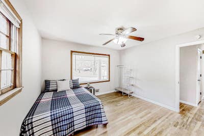 🛏️ Extra Large Private Room Available🚶‍️ Located Main Photo