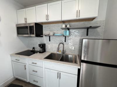 Comfy & cozy Cedar Creek Tiny home with outdoor si Main Photo