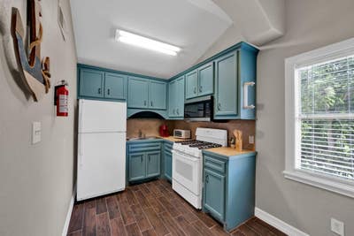 Rare 2‑Room Home  | Own Private Bath, Desk + TV, L Main Photo