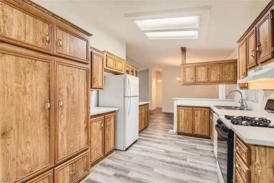 Rooms for rent in custom pool home Main Photo