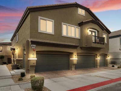 Room for rent in lovely 2 story townhouse  Main Photo