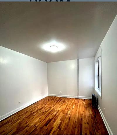 Large sunny room in riverside drive Main Photo