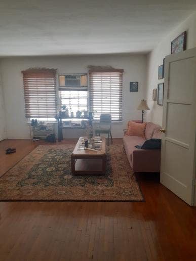 Looking for a roommate to move in July Main Photo