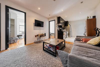 Room in Central Harlem on a flexible lease Main Photo