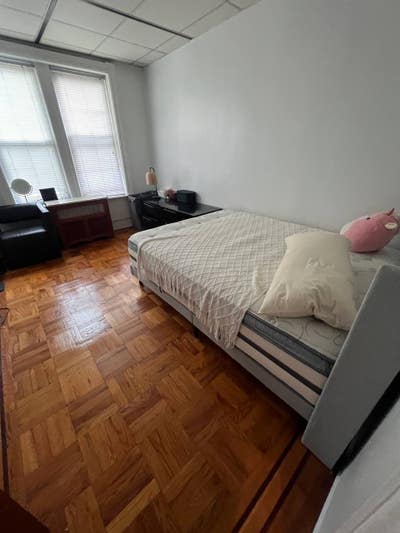 Medium size room in Sheepsheadbay Main Photo