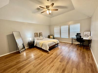 Homey & spacious Richmond House with Backyard Main Photo