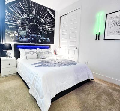 Great Parking! Short Drive to Shopping, Restaurant Main Photo