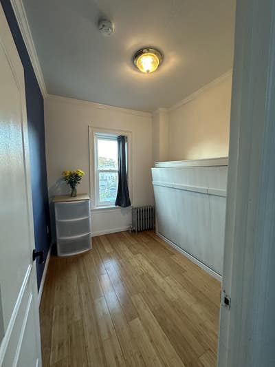 Small room in cheerful townhouse Main Photo