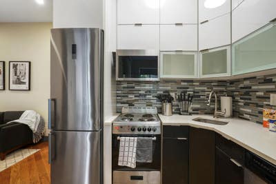3 bed apt w/ easy commuting! Main Photo