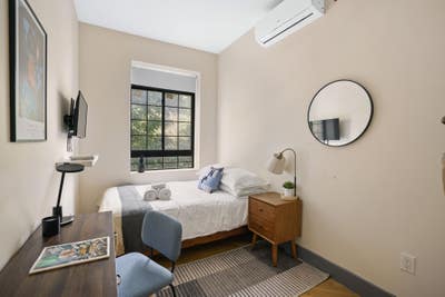 3 bed apt w/ easy commuting! Main Photo