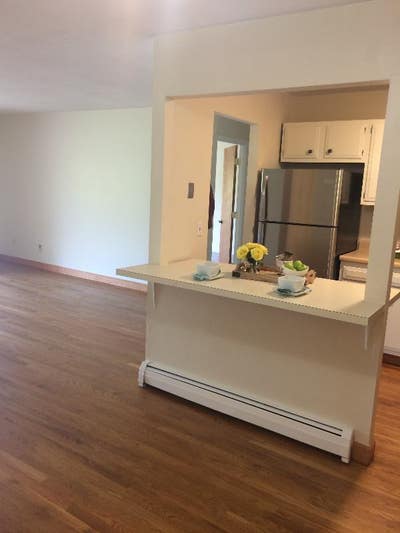 Beautifully maintained condo with open floor plan Main Photo