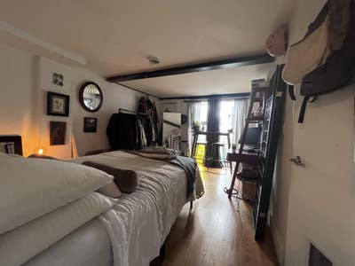 Furnished, spacious, light-filled room Main Photo