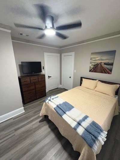 Rooms Available Near UF Health/Downtown Main Photo