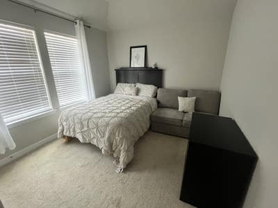 Bright & Cozy Upstairs Bedroom Main Photo