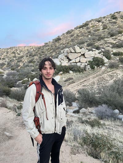 Tidy, Lowkey & Organized seeks calm & cool room Main Photo