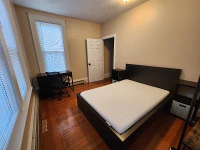 Prime LocationLarge RoomUtilities included Main Photo