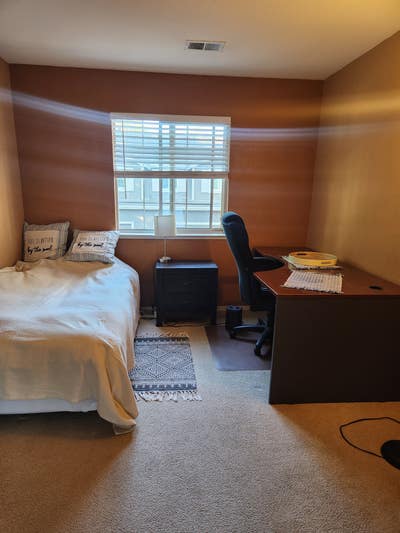 Cozy bright room in quiet neighborhood Main Photo