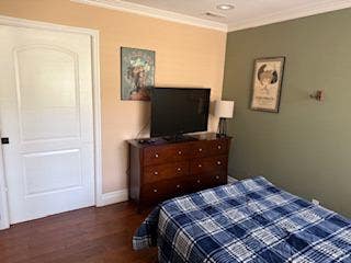 Private room/bathroom in large house w/pool, gym Main Photo