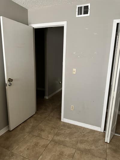 1 Unfurnished Rooms  Main Photo