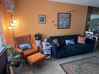 Room for rent in cozy home with lush backyard Main Photo