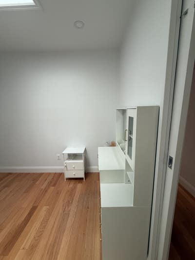 Small bright furnished room in staten island Main Photo