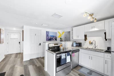 ⭐ Resident Favorite! ⭐ TAMPA home with dining area Main Photo