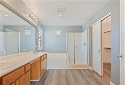 Room for Rent a mile from Southern Hills Hospital Main Photo