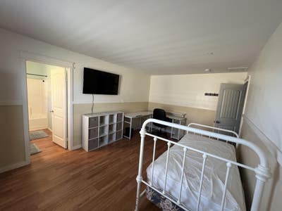 Large room with private bath Main Photo