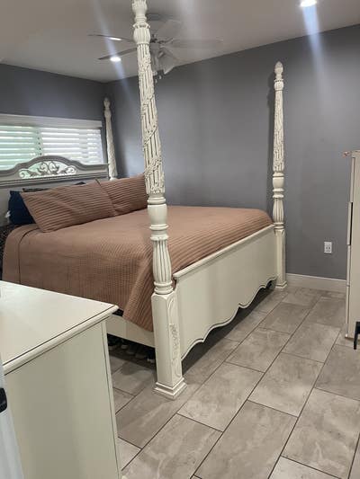Spacious bedroom for rent Main Photo