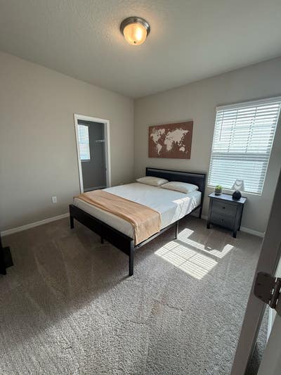 Looking for a roommate Main Photo