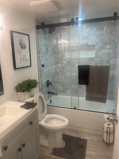 Private Room and Bathroom in Anaheim Main Photo