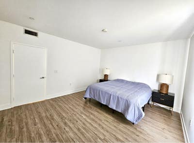 Huge master bedroom in LUX modern apartment Main Photo