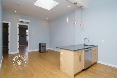 #550 Private bathroom opportunity, short walk to M Main Photo