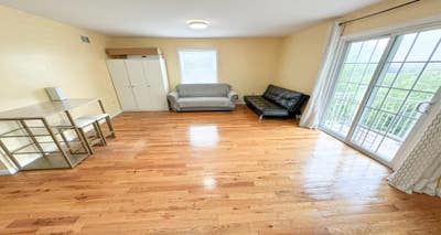 Prime Safe Area: Large Bedroom in JC Main Photo