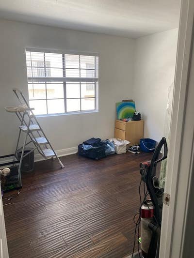 A room available for a young female profesional Main Photo